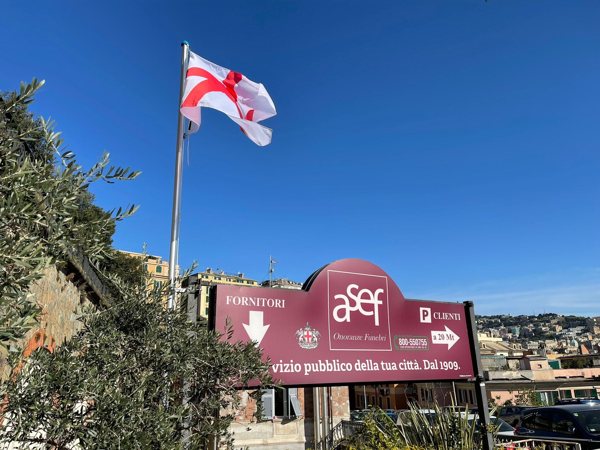 La bandiera di Genova sventola sull'ingresso della sede centrale di A.Se.F.