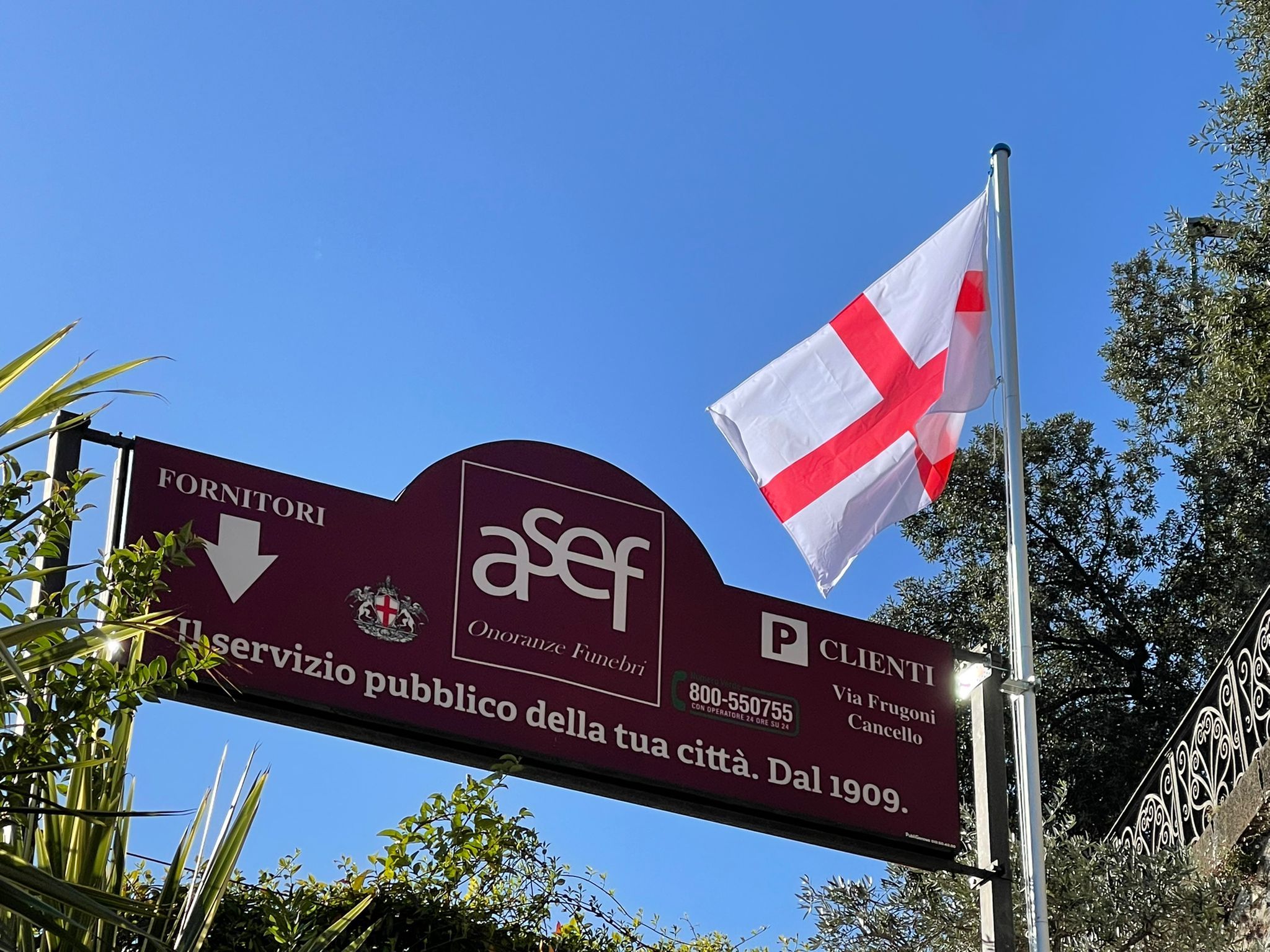 L'insegna di A.Se.F. con la bandiera di Genova