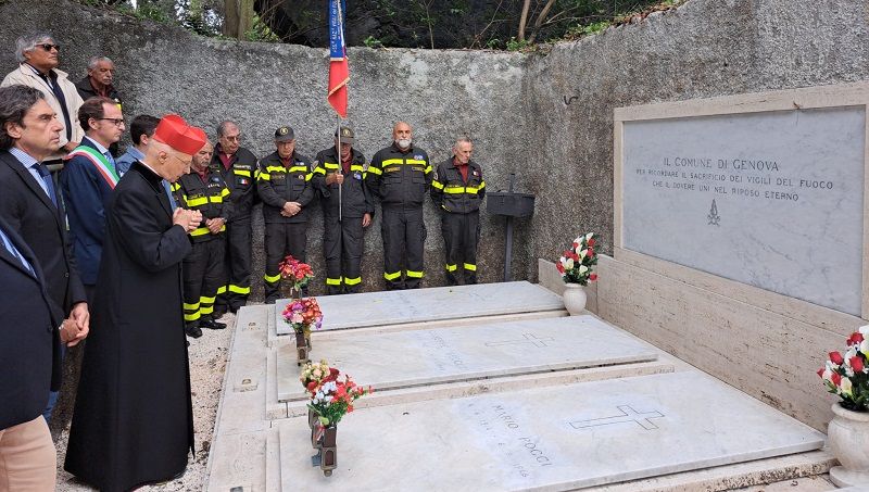 la cerimonia davanti al monumento